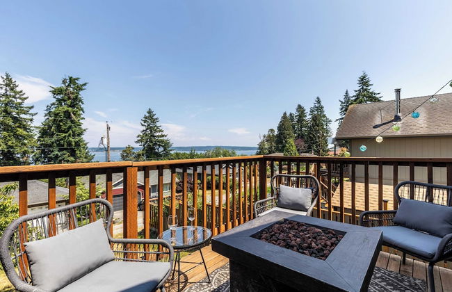 Seaside Getaway by Avantstay Deck w/ Views - Photo 16