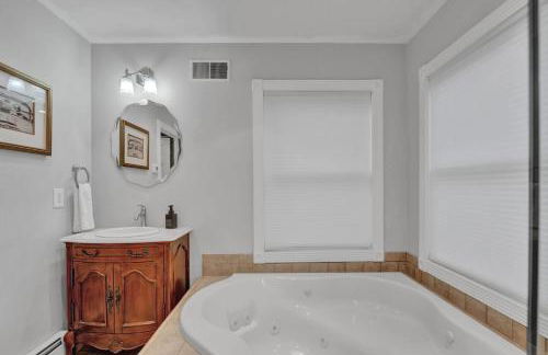 Lux Retreat with Indoor Swim Spa Game Lounge Theater Hot Tub Sauna - Foto 35