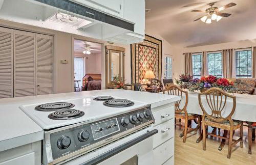 Riverfront Martindale House with 2 Covered Decks - Foto 10