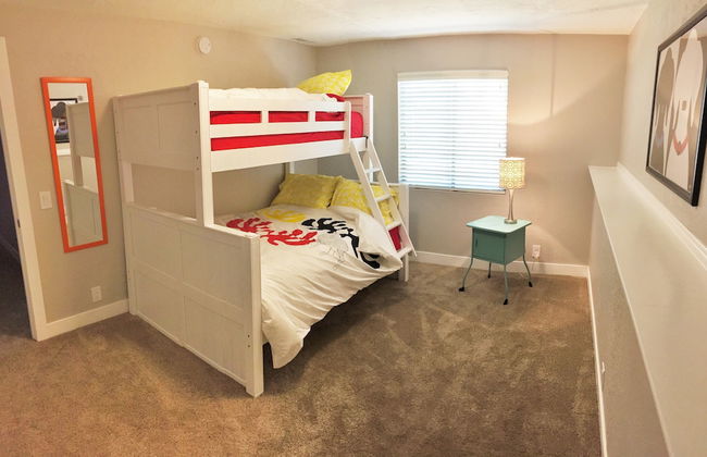 Exquisite 7-BR Home by the Mountains - Photo 7