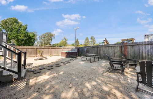 Hot Tub Fire Pit Pet Friendly Walk to Bell St - Foto 29