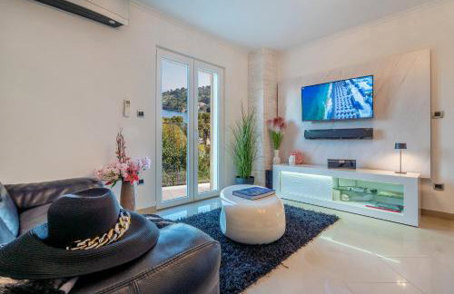 Uniquely designed Villa Ivana with outdoor Jacuzzi nearby the pebble Banje beach at the Island of Solta - Photo 50