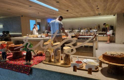 Apê na orla com vista pro mar e limpeza diária - Foto 14