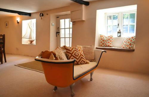 Beautiful Character 5 Bedroom Dorset Thatched Cottage - Great Location - Garden - Parking - Fast WiFi - Smart TV - Newly decorated - sleeps up to 10! Only 18 mins drive to Sandbanks Beach! Close to Bournemouth & Poole - Photo 25