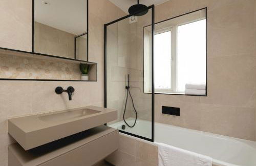 Skyvillion - COZY LARGE 4 & 1 Bed Apartments in London Enfield, Mins to Tube Station, Free Wi-Fi - Foto 57