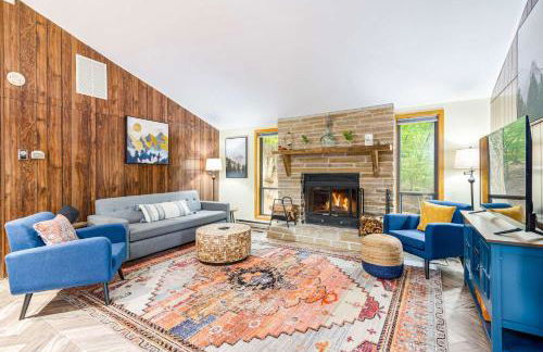 Modern w Fire Pit Deck, Grill & Hot Tub - Foto 2