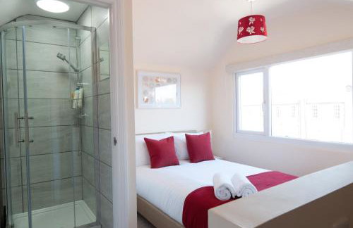 The Wellington - Stylish 3-Bedroom House, Sleeps 8, Ideal for Professionals - Photo 4