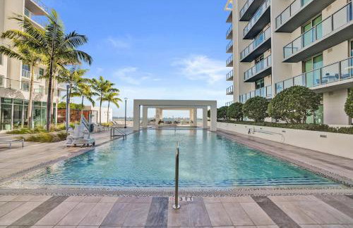 Luxury 2 Bedroom Corner Condo Walk to Design District, Infinity pool with Bay and City views, Gym, Free Parking Spot - Foto 38