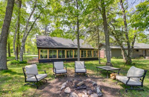 1 Mi to Beach and Lake Breezy Point Cabin with Yard! - Foto 22