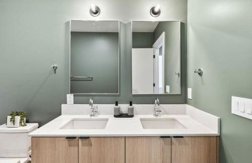 Penthouse Luxury with Pool Patio and City View plus Walk to Broadway - Foto 41