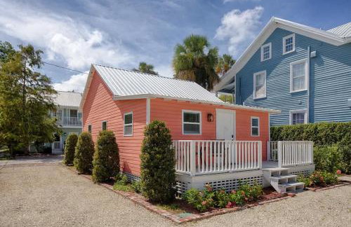 Quaint Cottage with Private Pool-Walk to Everything - Foto 25