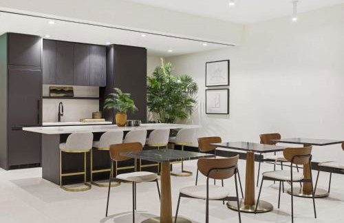 Upscale Downtown Condo Pool Gym & Skyline Views - Foto 63