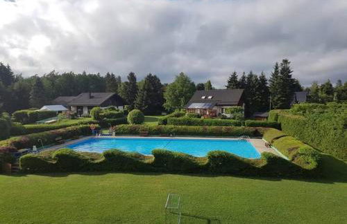 Gemütliches Ferienhaus in der Eifel mit Pool, Tennisplatz, Minigolf und nahem See - Foto 5