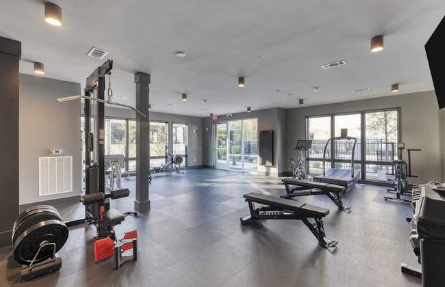 Prime Walkable Midtown Location, Pool, Gym Outlaw's Den by Avantstay - Foto 24