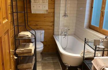 3 Bedroom Lodge Hotub pool in Horsley Surrey UK - Photo 78