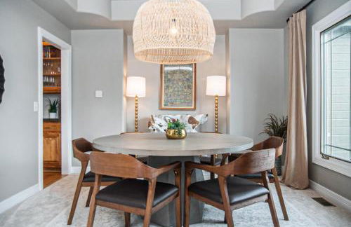 Stunning 5BR Villa Large Hot Tub & Scenic Yard - Foto 26