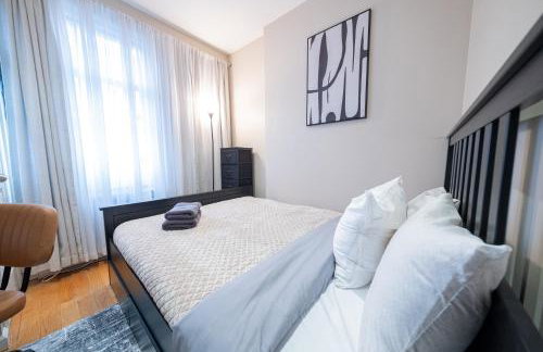 Comfy 2 bedroom apartment on Central Park West - Photo 23