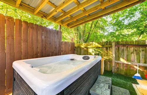 Home with Hot Tub, Playset and Grills in Clarksville! - Foto 15