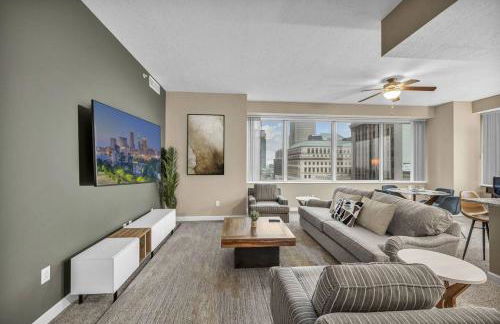Luxury 13th Floor Condo: Downtown/ Parking 8 /Gym - Photo $