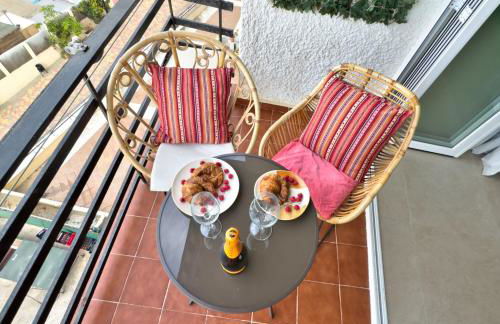 Boho Chic Apt, Frontline Sea & Paseo Views - Photo 23