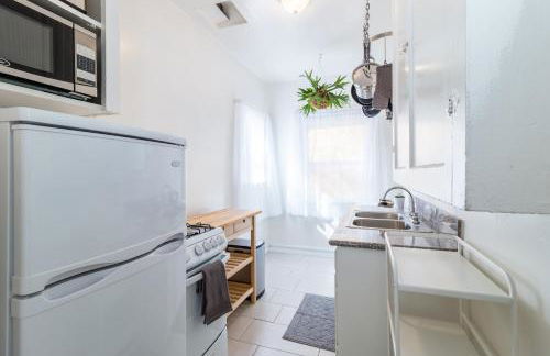 Sunny Boho Chic West Hollywood Flat! - Photo 3