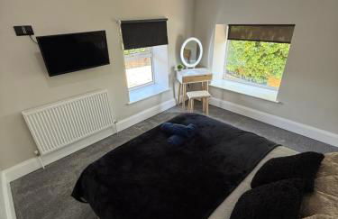 Modern 2 Bedroom Private Detached Cottage - Photo 9