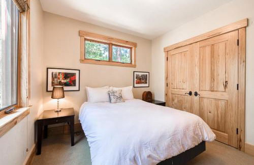 Truckee Timbers at Gray's Crossing by Tahoe Getaways - 4BR w Hot Tub, Ping Pong & EV - Foto 32