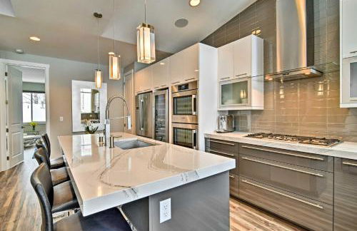 Modern Anchorage Townhome - By Delaney Park Strip! - Foto 8