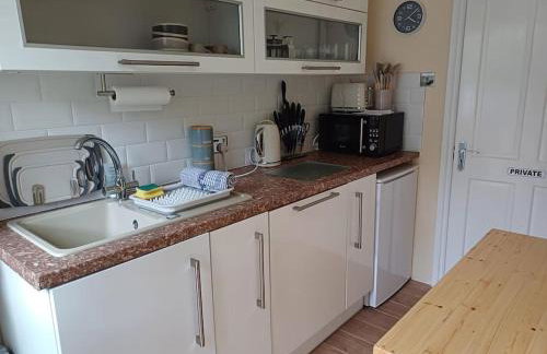 The Conifers 3 Room Small but Stylish Self Catering Bedsit Flat in Nature Reserve Free Eden taxi b4 9pm no lounge - Photo 5