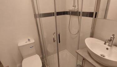 Newly refurbished studio - Photo 3