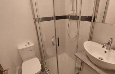 Newly refurbished studio - Photo 3