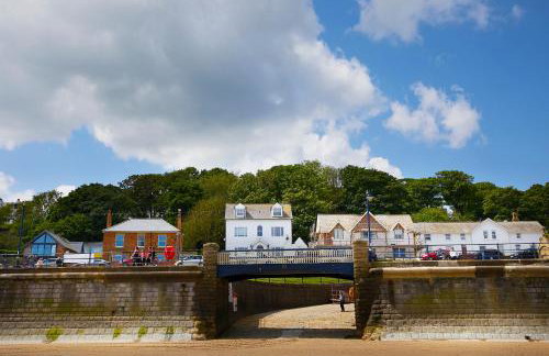 Delightful beachfront apartment - 2 bedrooms sleeps 4 - parking & stunning views - Foto 1