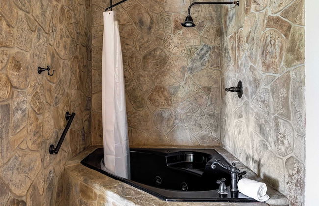 Wilson Creek Manor By Avantstay Sleeps 10! Amazing Estate w/ Pool & Game Room - Photo 32