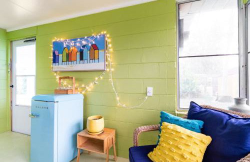 Lemon Bay Hideaway, Retro Beach Bungalow - Foto 17