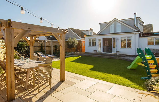 4BR Beach House Sleeps 10 - 5 Mins Walk to the Sea - Foto 36