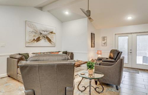 Riverfront Retreat with Fire Pit and Deck - Foto 8