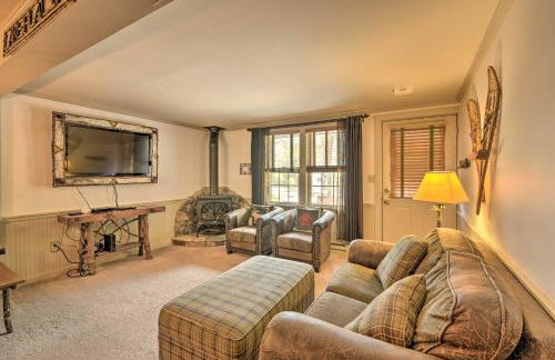 Townhome with Deck Walk to Mirror Lake and Main St! - Foto 2