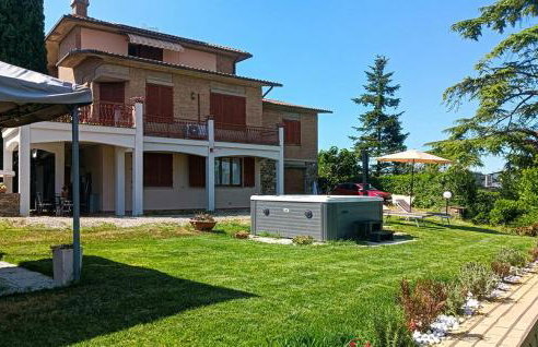 Stunning Apartment In Monteriggioni With Wifi - Photo 1