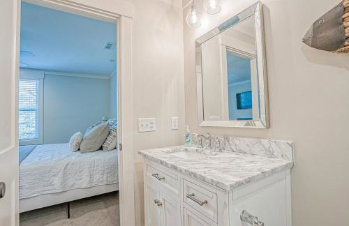 NEW LISTING Six Bedrooms - Private Dock - Steps to the Beach - Sleeps 14 - Foto 57