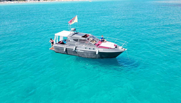 Barco no mar cristalino de Palermo
