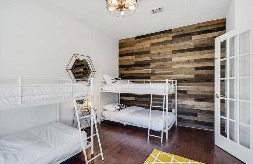 Glamorous 4BR 2,5BA Holiday Home with Pool, Game Room & Fire Pit - Foto 19