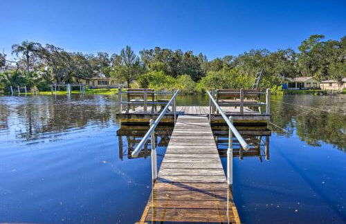 Riverfront Home with Putting Green and Boat Dock! - Foto 3