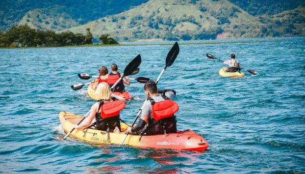 Remando in kayak sul lago Arenal