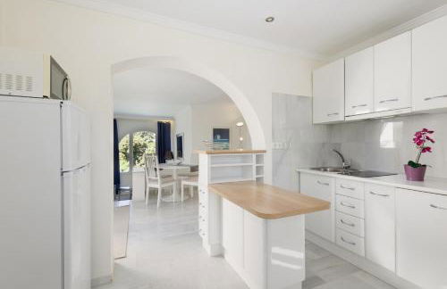 Marbella, Costabella - Beachfront Villa with Heated Pool - Photo 46