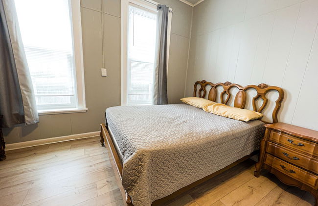 THE 1023 With Private Yard & Parking, Near Falls & Casino by Niagara Hospitality - Photo 9