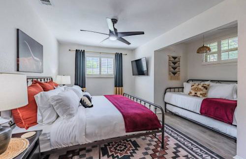 Pool! Games! Dogs! Space! - Foto 15