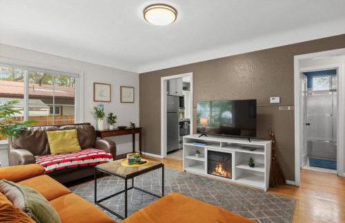 Bo360 Cheerful Home with private HOT TUB - Foto 15