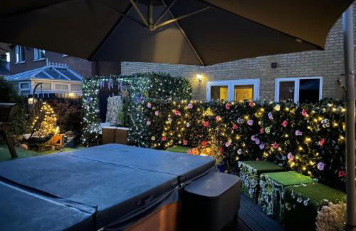 Romantic Swiss Cabin Hideaway & Hot Tub Spa Pool - Foto 25