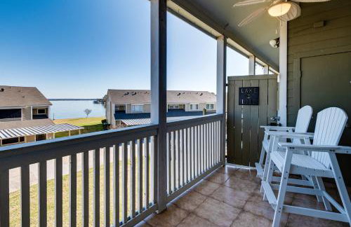 Steps to Lake Conroe! Condo with Balcony and Views - Foto 3