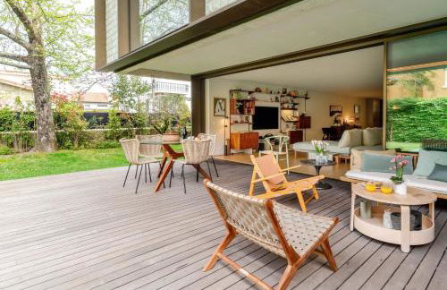 Grand Villa w/ Pool, Garden & Garage by HostWise - Foto 26